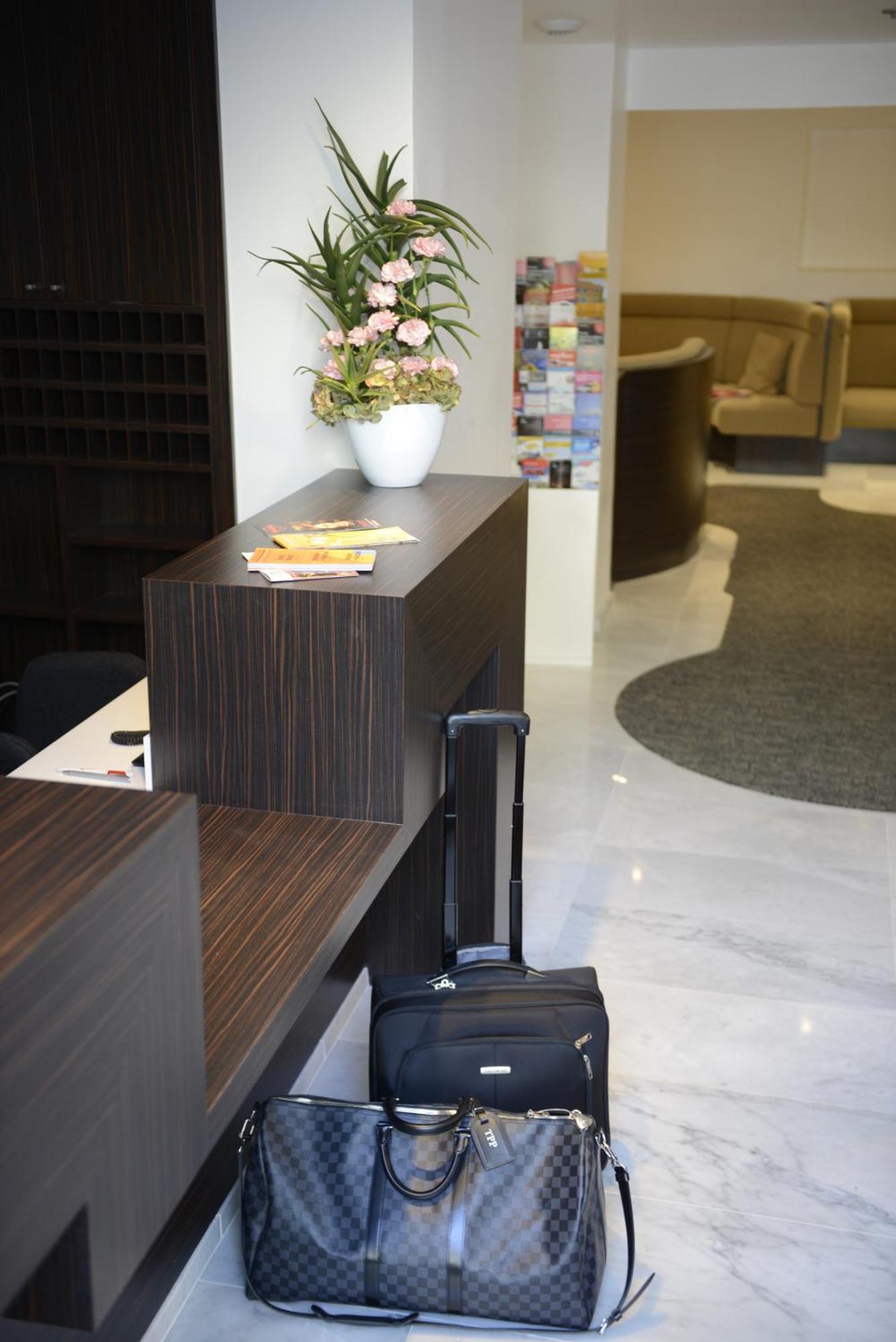Hotel & Monsigny